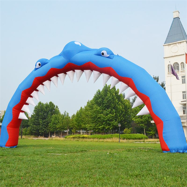 柳北鲨鱼广告拱门